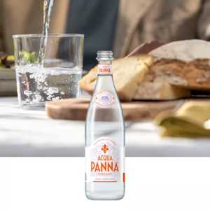 front-75-cl-glass-acqua-panna-pouring